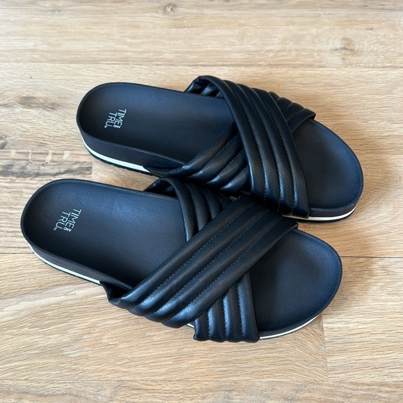 NWOT • Time And Tru • Crossover Slip On Sandal • Black • 8 - Picture 4 of 6